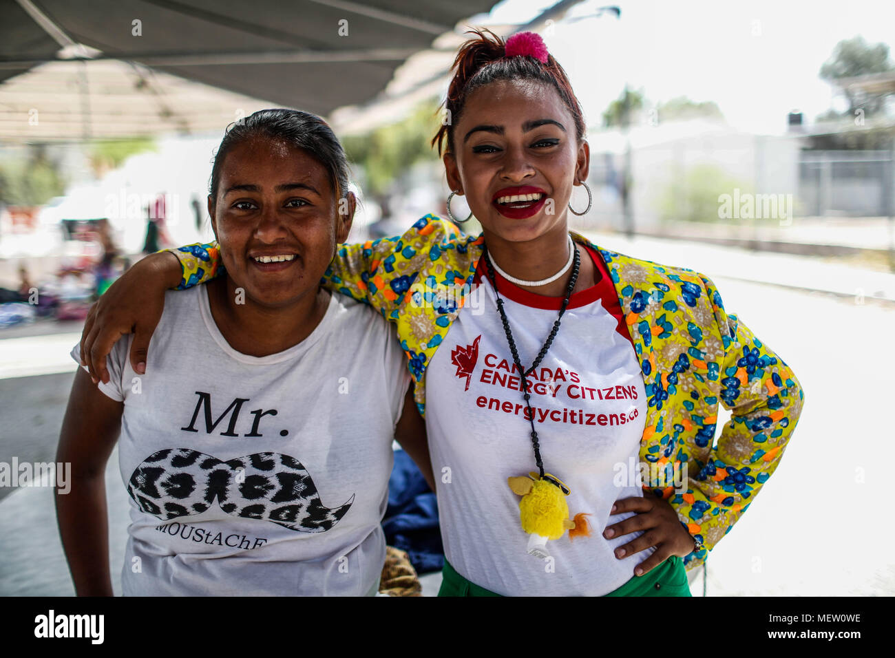Kino, Mexiko. 23 Apr, 2018. Donald Trump, Präsident der USA, fährt mit seinem Plan am Montag die Einwanderung aus Mexiko zu stoppen, angesichts dieser Lage die Karawane der Migrantinnen mit einem März heute auf dem Boulevard Kino protestiert hat, im nördlichen Mexiko. Dieser halbe Tag der Karawane führte zwei Tage nach der Ankunft in Hermosillo, wo sie durch das Rote Kreuz, die Zivilgesellschaft und andere Organisationen unterstützt wurden rund 600 Migranten aus verschiedenen Ländern Mittelamerikas vom Roten Kreuz und Zivilgesellschaft. Credit: NortePhoto.com/Alamy leben Nachrichten Stockfoto