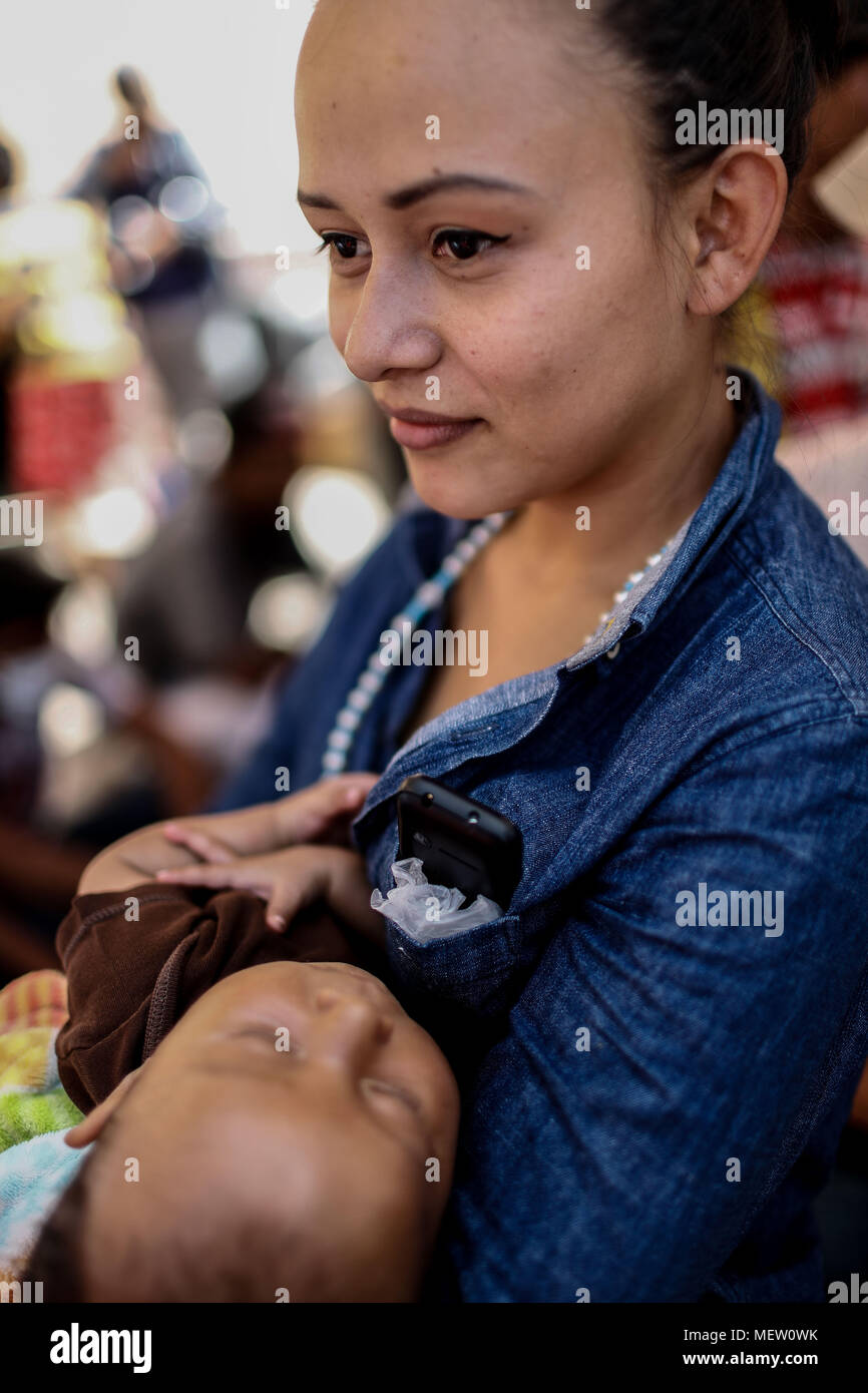 Kino, Mexiko. 23 Apr, 2018. Donald Trump, Präsident der USA, fährt mit seinem Plan am Montag die Einwanderung aus Mexiko zu stoppen, angesichts dieser Lage die Karawane der Migrantinnen mit einem März heute auf dem Boulevard Kino protestiert hat, im nördlichen Mexiko. Dieser halbe Tag der Karawane führte zwei Tage nach der Ankunft in Hermosillo, wo sie durch das Rote Kreuz, die Zivilgesellschaft und andere Organisationen unterstützt wurden rund 600 Migranten aus verschiedenen Ländern Mittelamerikas vom Roten Kreuz und Zivilgesellschaft. Credit: NortePhoto.com/Alamy leben Nachrichten Stockfoto