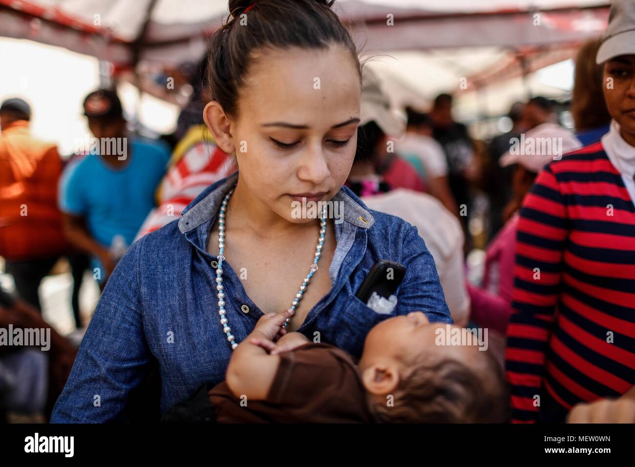 Kino, Mexiko. 23 Apr, 2018. Donald Trump, Präsident der USA, fährt mit seinem Plan am Montag die Einwanderung aus Mexiko zu stoppen, angesichts dieser Lage die Karawane der Migrantinnen mit einem März heute auf dem Boulevard Kino protestiert hat, im nördlichen Mexiko. Dieser halbe Tag der Karawane führte zwei Tage nach der Ankunft in Hermosillo, wo sie durch das Rote Kreuz, die Zivilgesellschaft und andere Organisationen unterstützt wurden rund 600 Migranten aus verschiedenen Ländern Mittelamerikas vom Roten Kreuz und Zivilgesellschaft. Credit: NortePhoto.com/Alamy leben Nachrichten Stockfoto