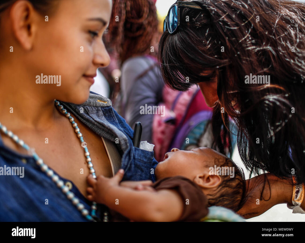 Kino, Mexiko. 23 Apr, 2018. Donald Trump, Präsident der USA, fährt mit seinem Plan am Montag die Einwanderung aus Mexiko zu stoppen, angesichts dieser Lage die Karawane der Migrantinnen mit einem März heute auf dem Boulevard Kino protestiert hat, im nördlichen Mexiko. Dieser halbe Tag der Karawane führte zwei Tage nach der Ankunft in Hermosillo, wo sie durch das Rote Kreuz, die Zivilgesellschaft und andere Organisationen unterstützt wurden rund 600 Migranten aus verschiedenen Ländern Mittelamerikas vom Roten Kreuz und Zivilgesellschaft. Credit: NortePhoto.com/Alamy leben Nachrichten Stockfoto