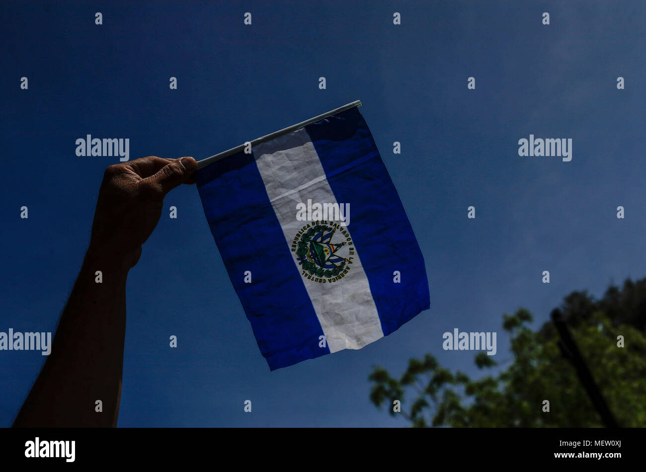Kino, Mexiko. 23 Apr, 2018. Donald Trump, Präsident der USA, fährt mit seinem Plan am Montag die Einwanderung aus Mexiko zu stoppen, angesichts dieser Lage die Karawane der Migrantinnen mit einem März heute auf dem Boulevard Kino protestiert hat, im nördlichen Mexiko. Dieser halbe Tag der Karawane führte zwei Tage nach der Ankunft in Hermosillo, wo sie durch das Rote Kreuz, die Zivilgesellschaft und andere Organisationen unterstützt wurden rund 600 Migranten aus verschiedenen Ländern Mittelamerikas vom Roten Kreuz und Zivilgesellschaft. Credit: NortePhoto.com/Alamy leben Nachrichten Stockfoto