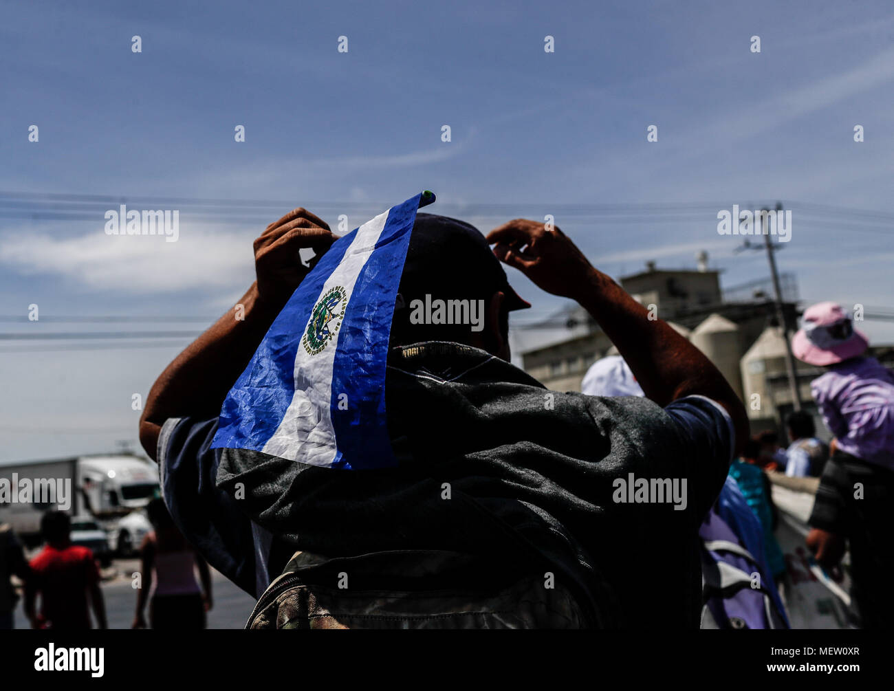 Kino, Mexiko. 23 Apr, 2018. Donald Trump, Präsident der USA, fährt mit seinem Plan am Montag die Einwanderung aus Mexiko zu stoppen, angesichts dieser Lage die Karawane der Migrantinnen mit einem März heute auf dem Boulevard Kino protestiert hat, im nördlichen Mexiko. Dieser halbe Tag der Karawane führte zwei Tage nach der Ankunft in Hermosillo, wo sie durch das Rote Kreuz, die Zivilgesellschaft und andere Organisationen unterstützt wurden rund 600 Migranten aus verschiedenen Ländern Mittelamerikas vom Roten Kreuz und Zivilgesellschaft. Credit: NortePhoto.com/Alamy leben Nachrichten Stockfoto