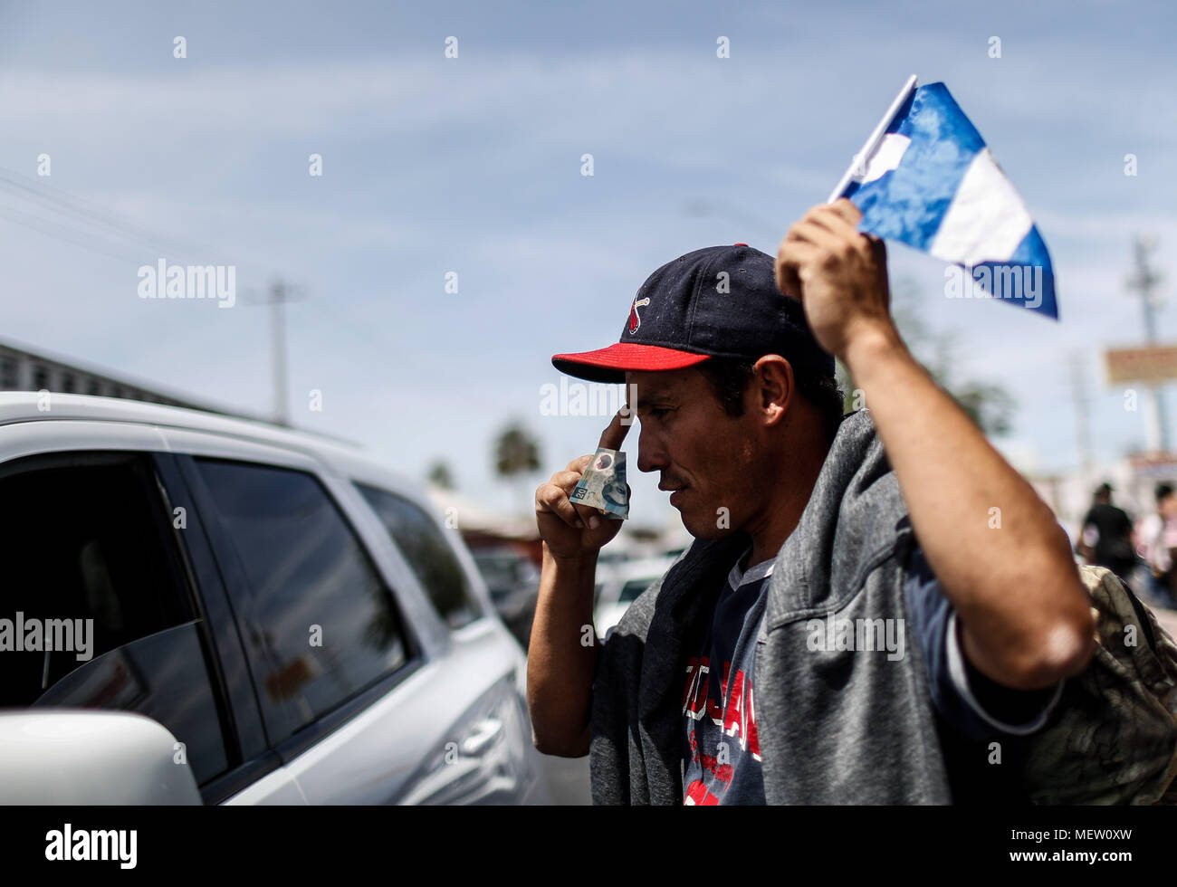 Kino, Mexiko. 23 Apr, 2018. Donald Trump, Präsident der USA, fährt mit seinem Plan am Montag die Einwanderung aus Mexiko zu stoppen, angesichts dieser Lage die Karawane der Migrantinnen mit einem März heute auf dem Boulevard Kino protestiert hat, im nördlichen Mexiko. Dieser halbe Tag der Karawane führte zwei Tage nach der Ankunft in Hermosillo, wo sie durch das Rote Kreuz, die Zivilgesellschaft und andere Organisationen unterstützt wurden rund 600 Migranten aus verschiedenen Ländern Mittelamerikas vom Roten Kreuz und Zivilgesellschaft. Credit: NortePhoto.com/Alamy leben Nachrichten Stockfoto
