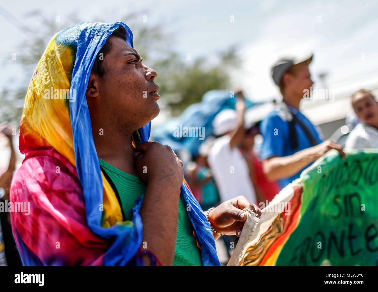 Kino, Mexiko. 23 Apr, 2018. Donald Trump, Präsident der USA, fährt mit seinem Plan am Montag die Einwanderung aus Mexiko zu stoppen, angesichts dieser Lage die Karawane der Migrantinnen mit einem März heute auf dem Boulevard Kino protestiert hat, im nördlichen Mexiko. Dieser halbe Tag der Karawane führte zwei Tage nach der Ankunft in Hermosillo, wo sie durch das Rote Kreuz, die Zivilgesellschaft und andere Organisationen unterstützt wurden rund 600 Migranten aus verschiedenen Ländern Mittelamerikas vom Roten Kreuz und Zivilgesellschaft. Credit: NortePhoto.com/Alamy leben Nachrichten Stockfoto