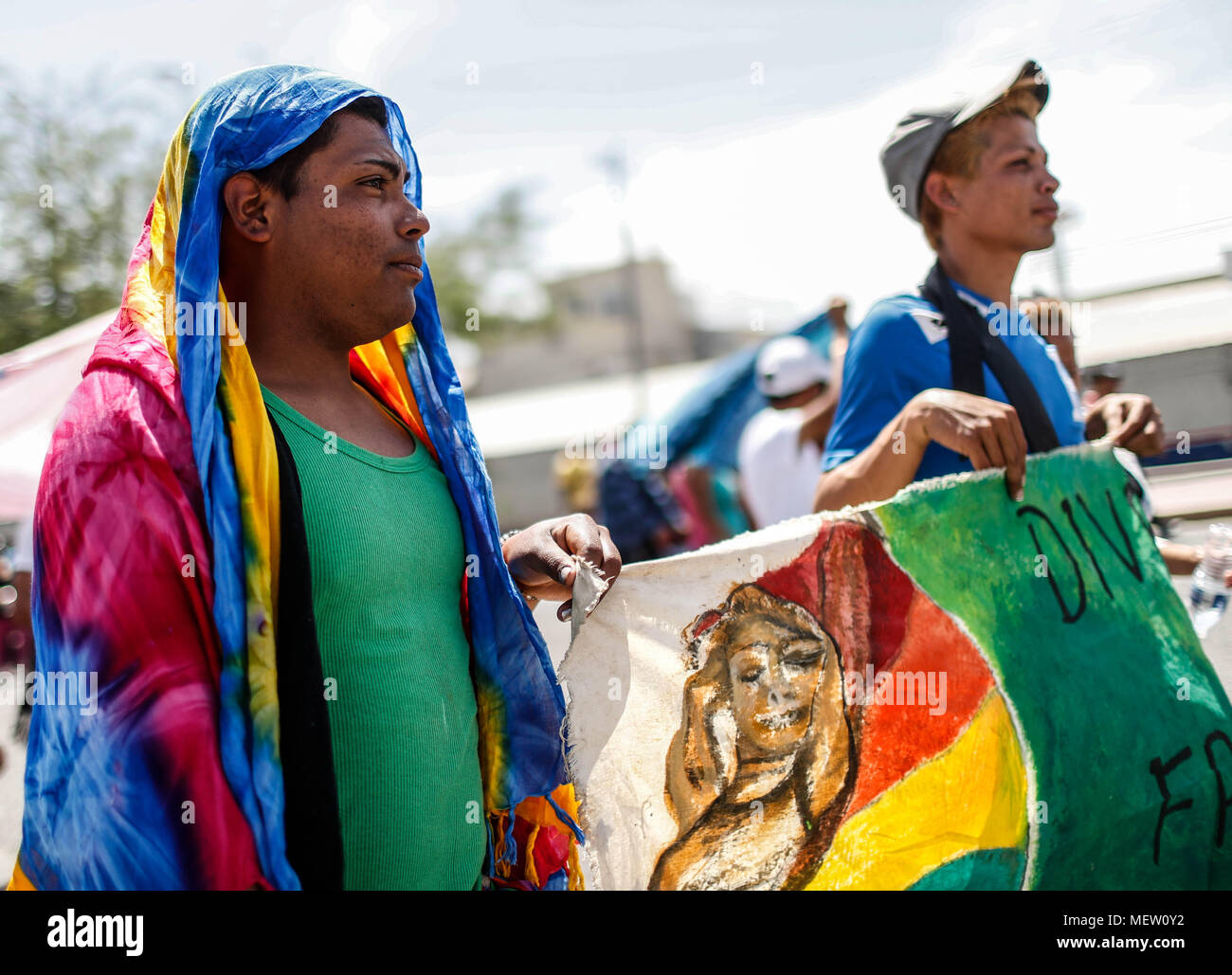 Kino, Mexiko. 23 Apr, 2018. Donald Trump, Präsident der USA, fährt mit seinem Plan am Montag die Einwanderung aus Mexiko zu stoppen, angesichts dieser Lage die Karawane der Migrantinnen mit einem März heute auf dem Boulevard Kino protestiert hat, im nördlichen Mexiko. Dieser halbe Tag der Karawane führte zwei Tage nach der Ankunft in Hermosillo, wo sie durch das Rote Kreuz, die Zivilgesellschaft und andere Organisationen unterstützt wurden rund 600 Migranten aus verschiedenen Ländern Mittelamerikas vom Roten Kreuz und Zivilgesellschaft. Credit: NortePhoto.com/Alamy leben Nachrichten Stockfoto