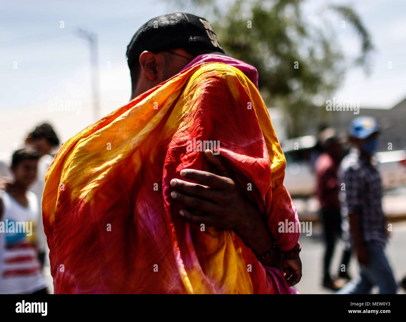 Kino, Mexiko. 23 Apr, 2018. Donald Trump, Präsident der USA, fährt mit seinem Plan am Montag die Einwanderung aus Mexiko zu stoppen, angesichts dieser Lage die Karawane der Migrantinnen mit einem März heute auf dem Boulevard Kino protestiert hat, im nördlichen Mexiko. Dieser halbe Tag der Karawane führte zwei Tage nach der Ankunft in Hermosillo, wo sie durch das Rote Kreuz, die Zivilgesellschaft und andere Organisationen unterstützt wurden rund 600 Migranten aus verschiedenen Ländern Mittelamerikas vom Roten Kreuz und Zivilgesellschaft. Credit: NortePhoto.com/Alamy leben Nachrichten Stockfoto