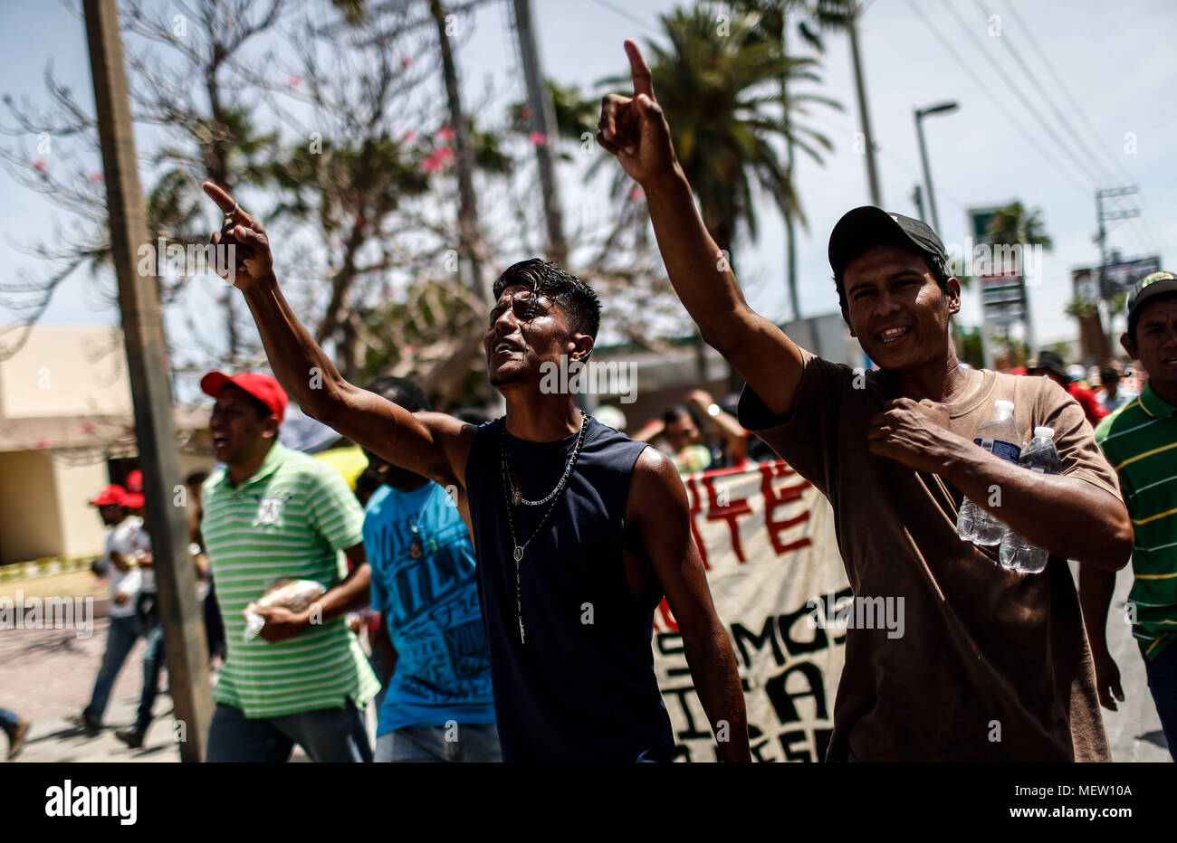 Kino, Mexiko. 23 Apr, 2018. Donald Trump, Präsident der USA, fährt mit seinem Plan am Montag die Einwanderung aus Mexiko zu stoppen, angesichts dieser Lage die Karawane der Migrantinnen mit einem März heute auf dem Boulevard Kino protestiert hat, im nördlichen Mexiko. Dieser halbe Tag der Karawane führte zwei Tage nach der Ankunft in Hermosillo, wo sie durch das Rote Kreuz, die Zivilgesellschaft und andere Organisationen unterstützt wurden rund 600 Migranten aus verschiedenen Ländern Mittelamerikas vom Roten Kreuz und Zivilgesellschaft. Credit: NortePhoto.com/Alamy leben Nachrichten Stockfoto