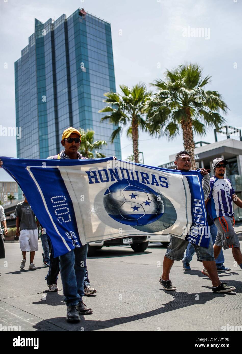 Kino, Mexiko. 23 Apr, 2018. Donald Trump, Präsident der USA, fährt mit seinem Plan am Montag die Einwanderung aus Mexiko zu stoppen, angesichts dieser Lage die Karawane der Migrantinnen mit einem März heute auf dem Boulevard Kino protestiert hat, im nördlichen Mexiko. Dieser halbe Tag der Karawane führte zwei Tage nach der Ankunft in Hermosillo, wo sie durch das Rote Kreuz, die Zivilgesellschaft und andere Organisationen unterstützt wurden rund 600 Migranten aus verschiedenen Ländern Mittelamerikas vom Roten Kreuz und Zivilgesellschaft. Credit: NortePhoto.com/Alamy leben Nachrichten Stockfoto