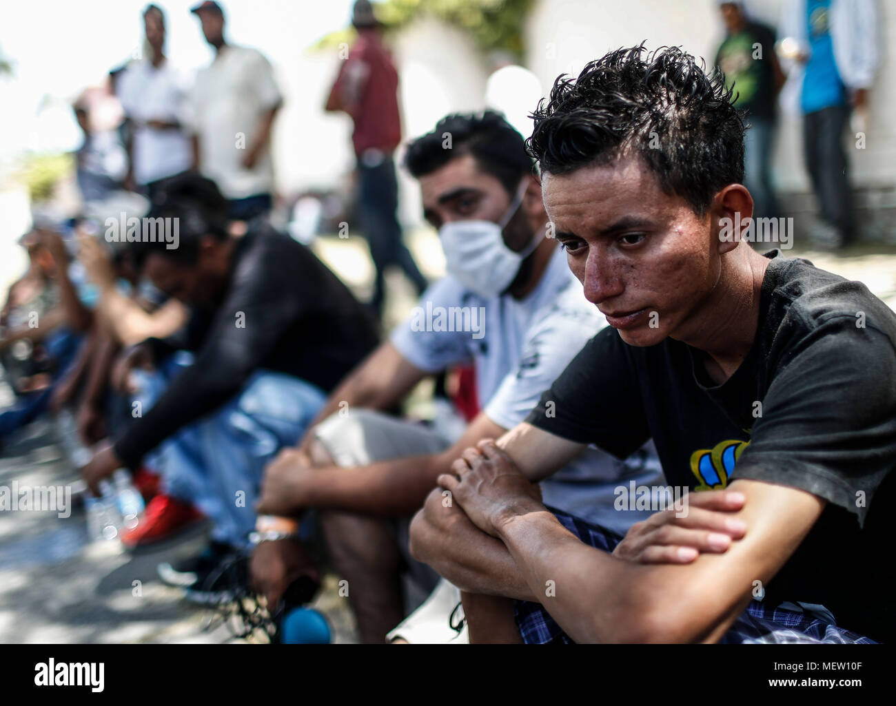 Kino, Mexiko. 23 Apr, 2018. Donald Trump, Präsident der USA, fährt mit seinem Plan am Montag die Einwanderung aus Mexiko zu stoppen, angesichts dieser Lage die Karawane der Migrantinnen mit einem März heute auf dem Boulevard Kino protestiert hat, im nördlichen Mexiko. Dieser halbe Tag der Karawane führte zwei Tage nach der Ankunft in Hermosillo, wo sie durch das Rote Kreuz, die Zivilgesellschaft und andere Organisationen unterstützt wurden rund 600 Migranten aus verschiedenen Ländern Mittelamerikas vom Roten Kreuz und Zivilgesellschaft. Credit: NortePhoto.com/Alamy leben Nachrichten Stockfoto