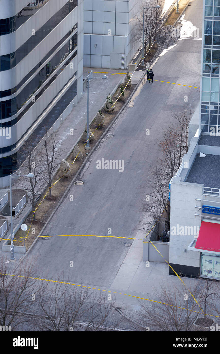 Toronto, Kanada. 24 Apr, 2018. Van in mehrere Fußgänger in Toronto am Montag gepflügt. Die Polizei untersucht am Tatort. Mehrere Blöcke entlang der Yonge Street sind abgeschaltet. Credit: Alexander Zhukau/Alamy leben Nachrichten Stockfoto