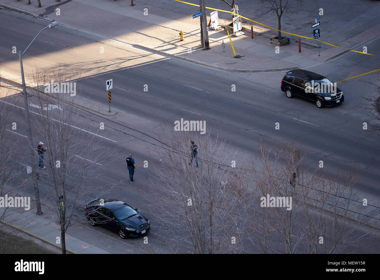 Toronto, Kanada. 24 Apr, 2018. Van in mehrere Fußgänger in Toronto am Montag gepflügt. Die Polizei untersucht am Tatort. Mehrere Blöcke entlang der Yonge Street sind abgeschaltet. Credit: Alexander Zhukau/Alamy leben Nachrichten Stockfoto