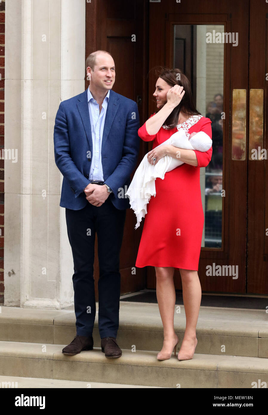 London, Großbritannien. 23 Apr, 2018. Kate (Catherine Middleton) Herzogin von Cambridge und Prinz William Herzog von Cambridge mit ihrem dritten Kind, an Lindo Flügel, St. Mary's Hospital, London. Credit: Paul Marriott/Alamy leben Nachrichten Stockfoto
