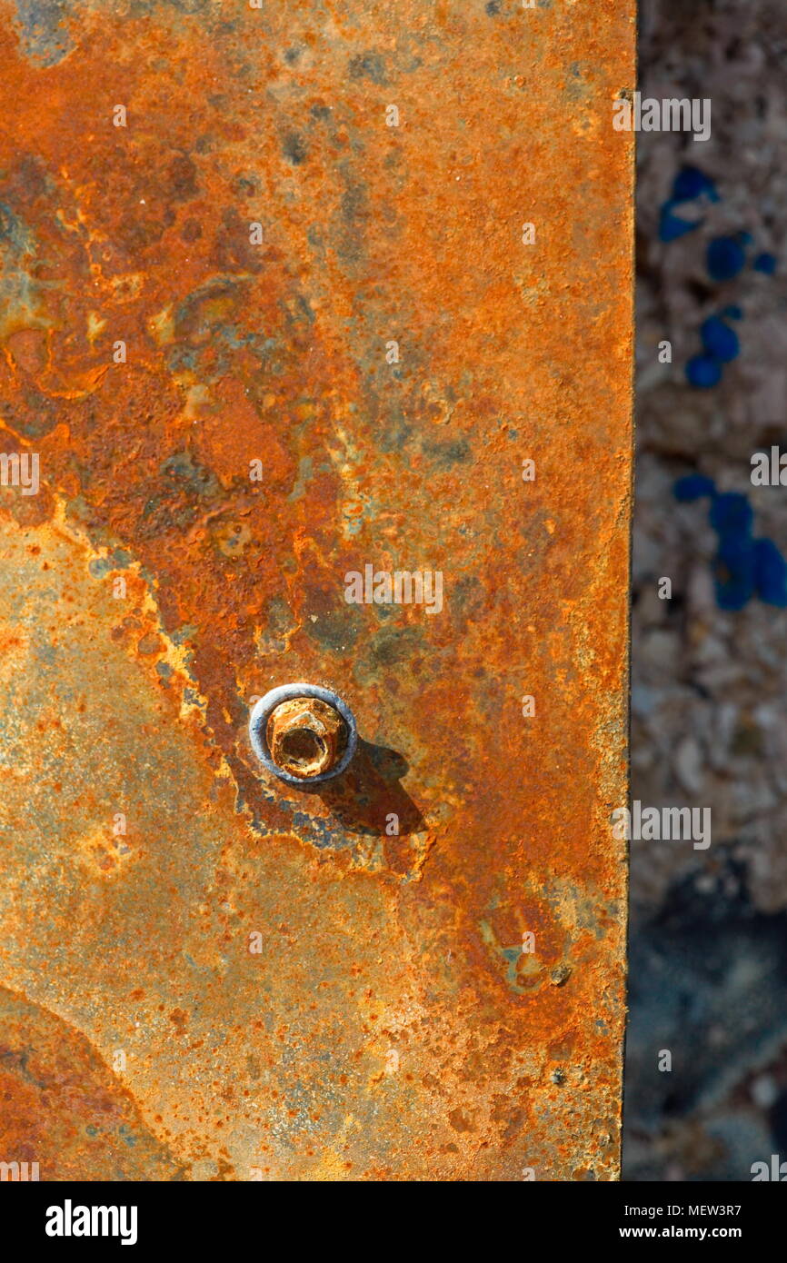 Nahaufnahme von Rost Metall, der Sonne und dem Regen ausgesetzt ist. Stockfoto