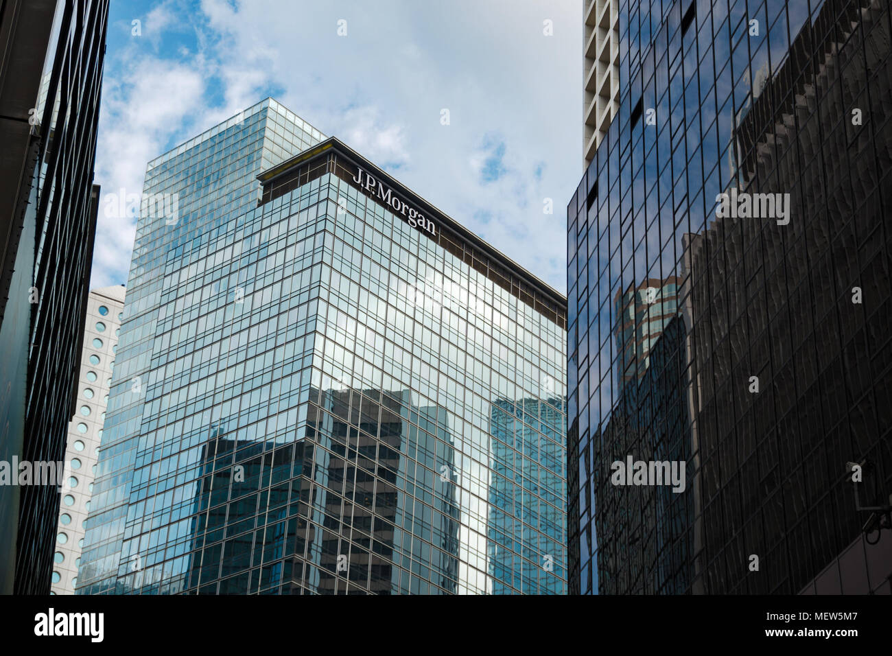 China, Hongkong, 2018-03-13: Hochhaus Gebäude von JP Morgan in Hongkong von anderen Wolkenkratzern umgeben. Stockfoto