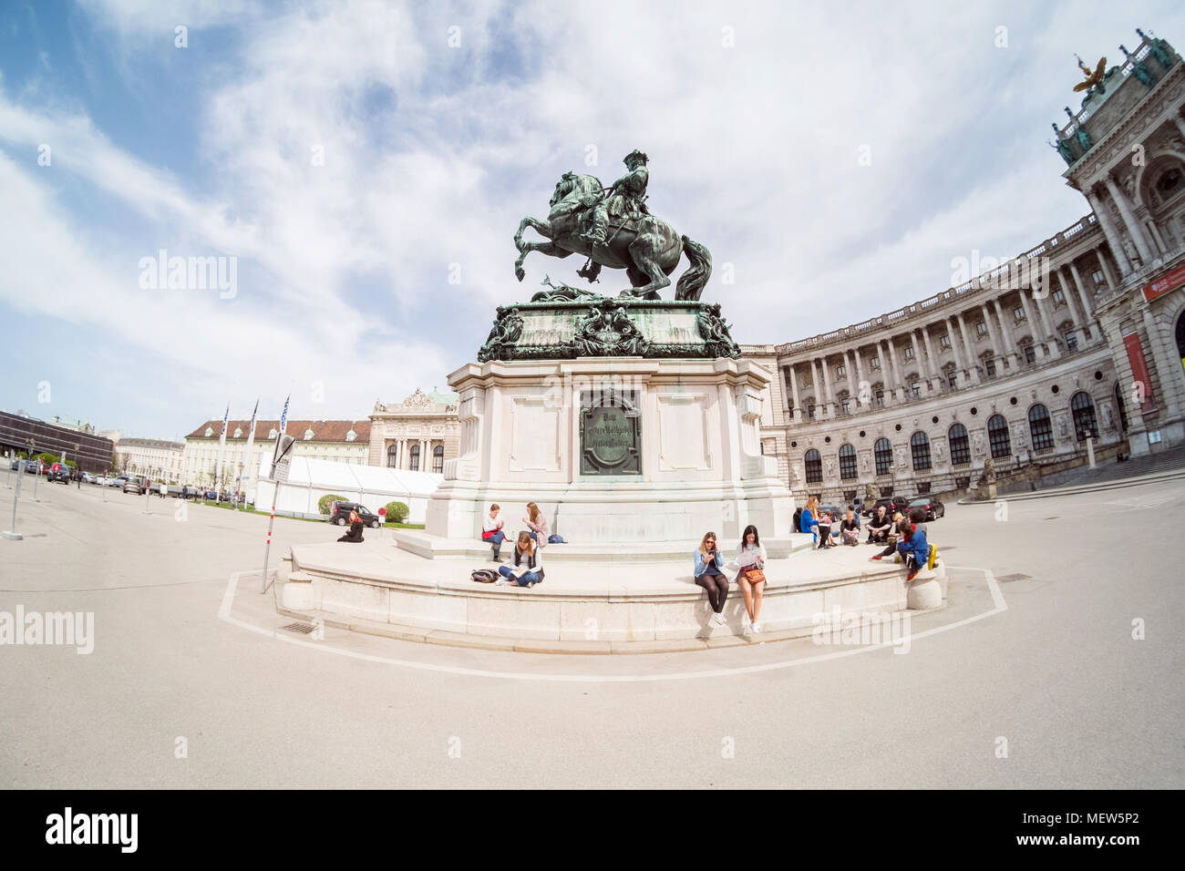 Ansicht der Hofburg (Neue Burg Flügel) und den Neuen Balkon im Imperial Palace der Habsburger, vom Heldenplatz Heros square Wien, Österreich, Europa. Stockfoto