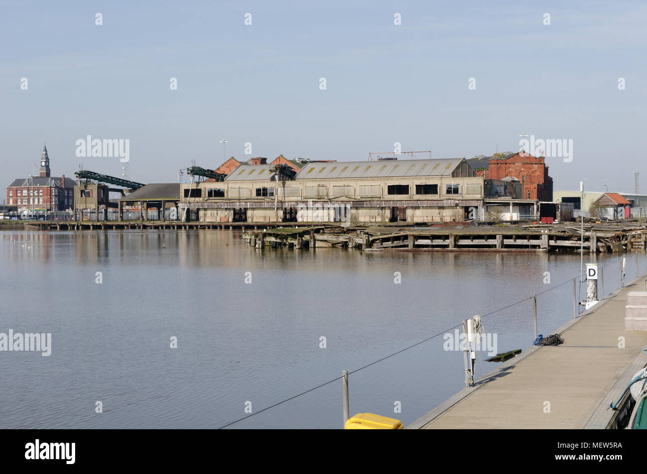 Die alten Eisfabrik, Grimsby fisch Docks aus dem Humber Cruising Association Marina gesehen Stockfoto