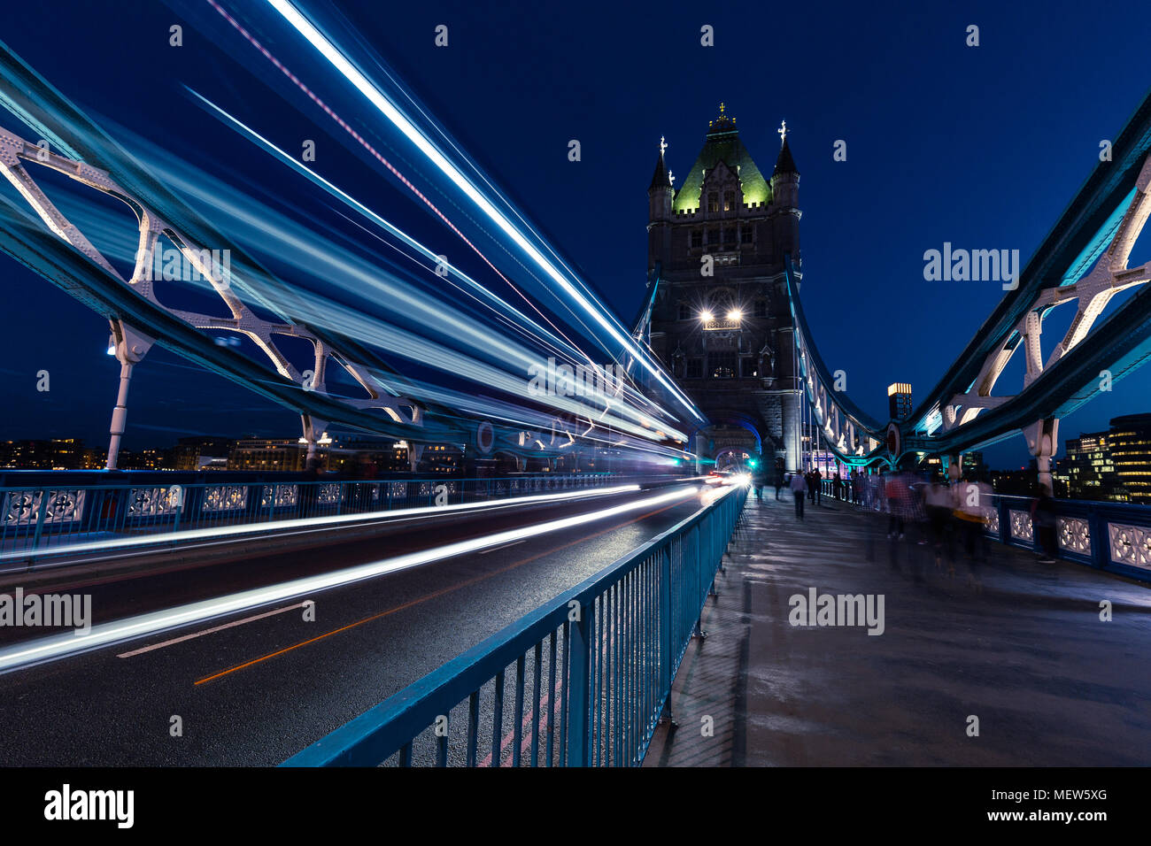 Ampel Spuren auf der Tower Bridge in London City bei Nacht Stockfoto