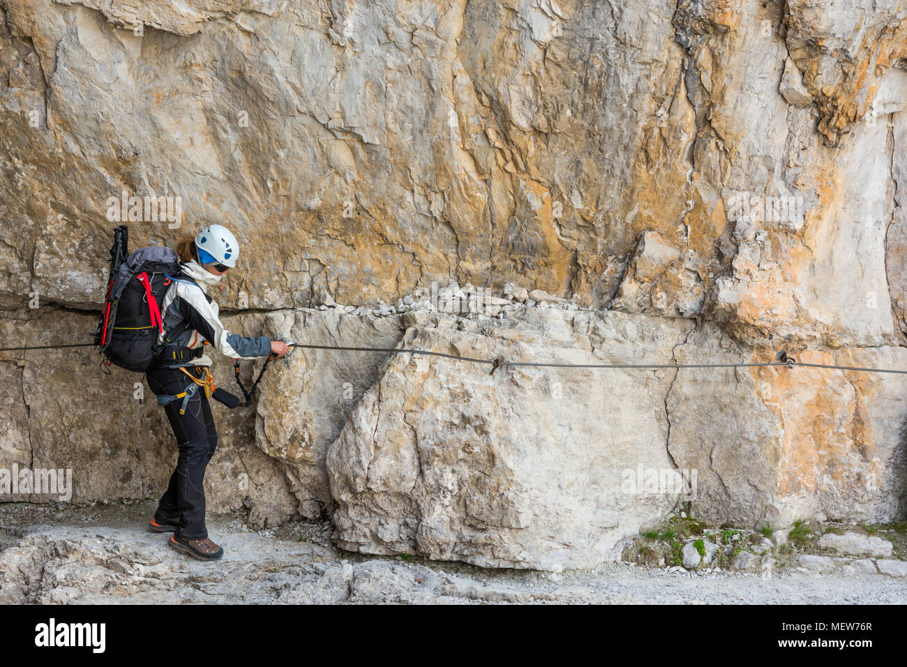 Bergsteiger Wandern auf schmalen Felsvorsprung geschützt durch die Via Ferrata Set. Stockfoto