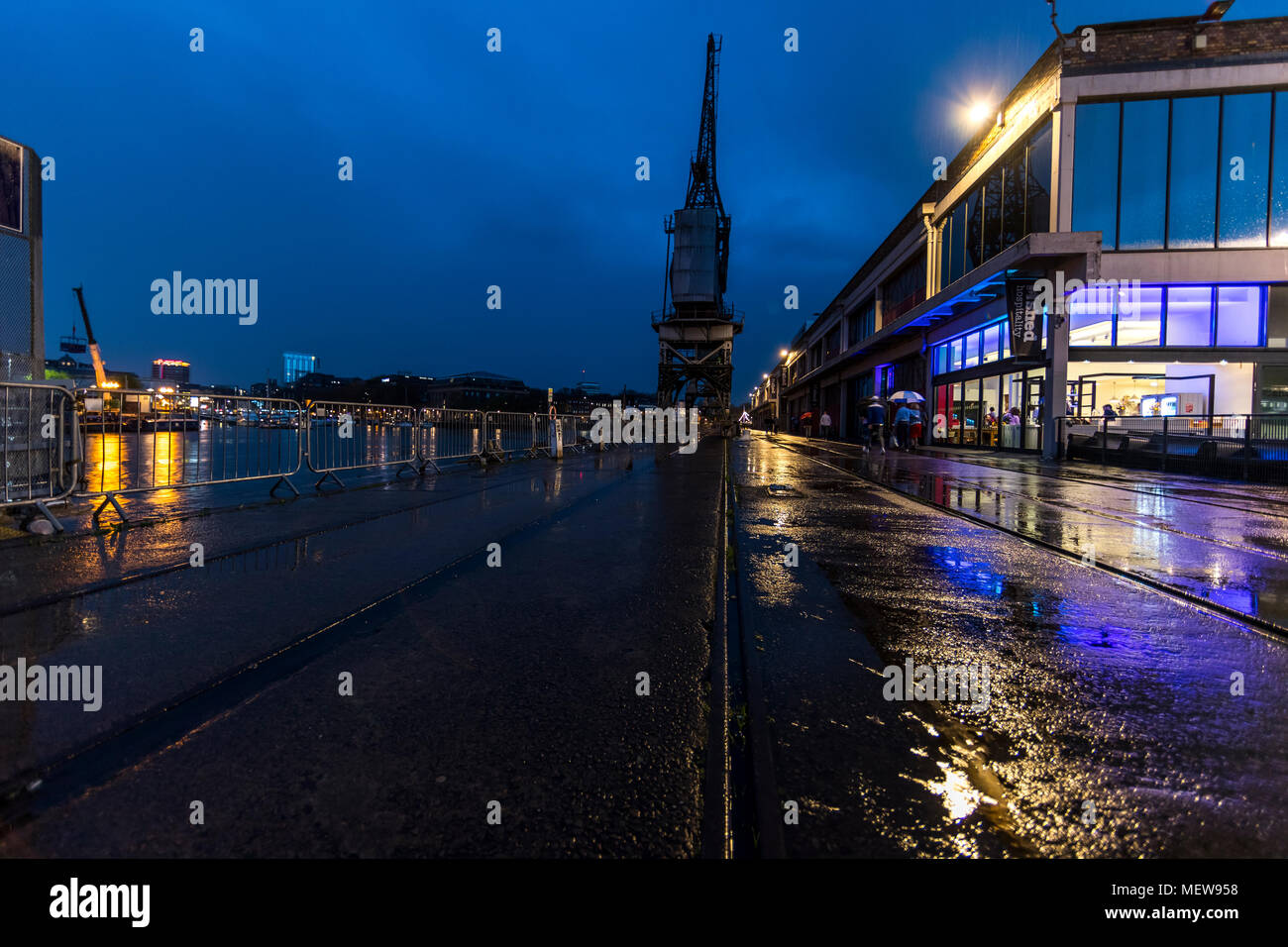 M vergossen in Wapping Wharf in der Nacht. Bristol Projekt, Stockfoto