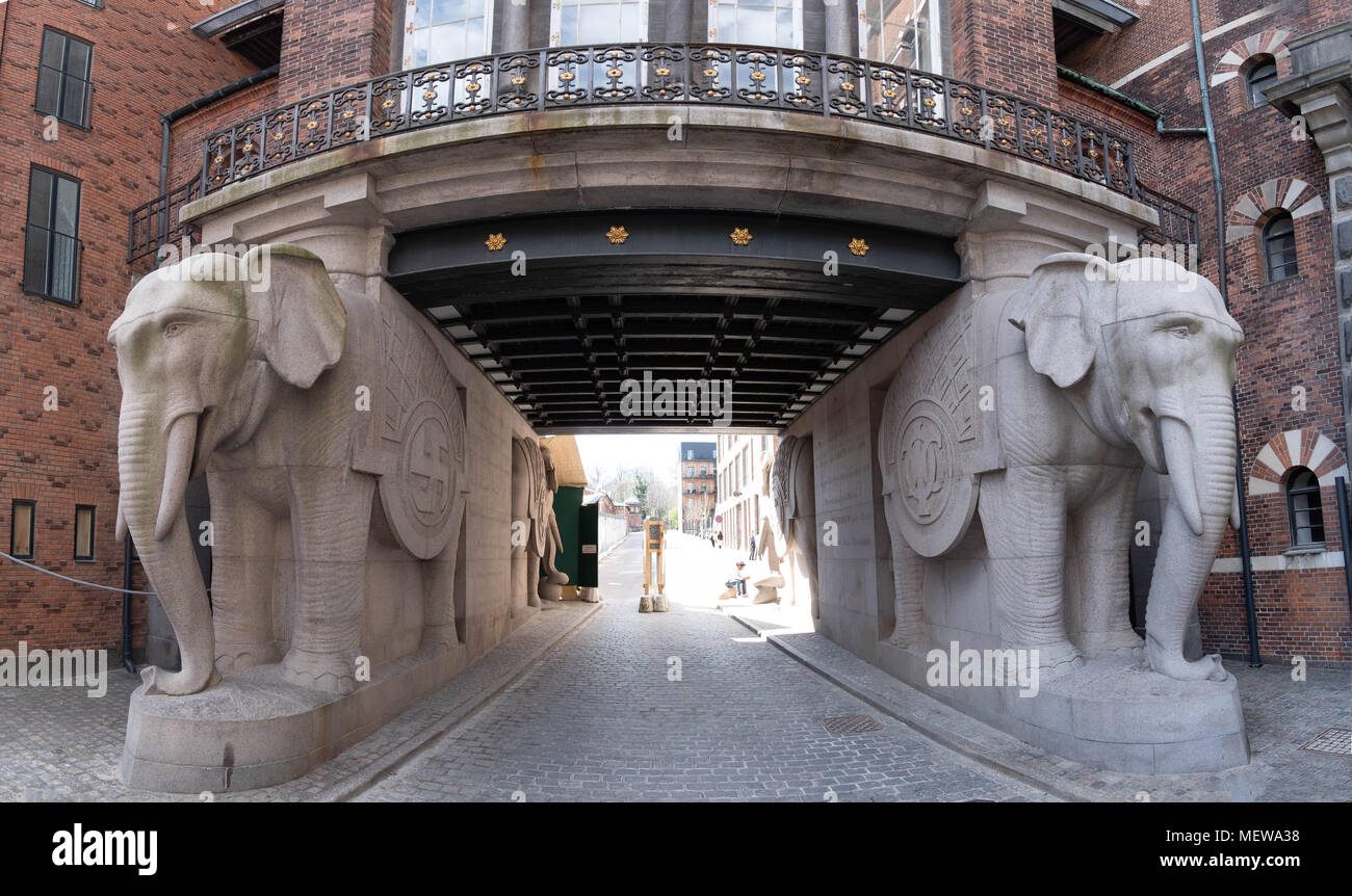 Der Elefant Gate (oder Elefantporten) an der ursprünglichen Carlsberg Werk in Kopenhagen, Dänemark. Stockfoto