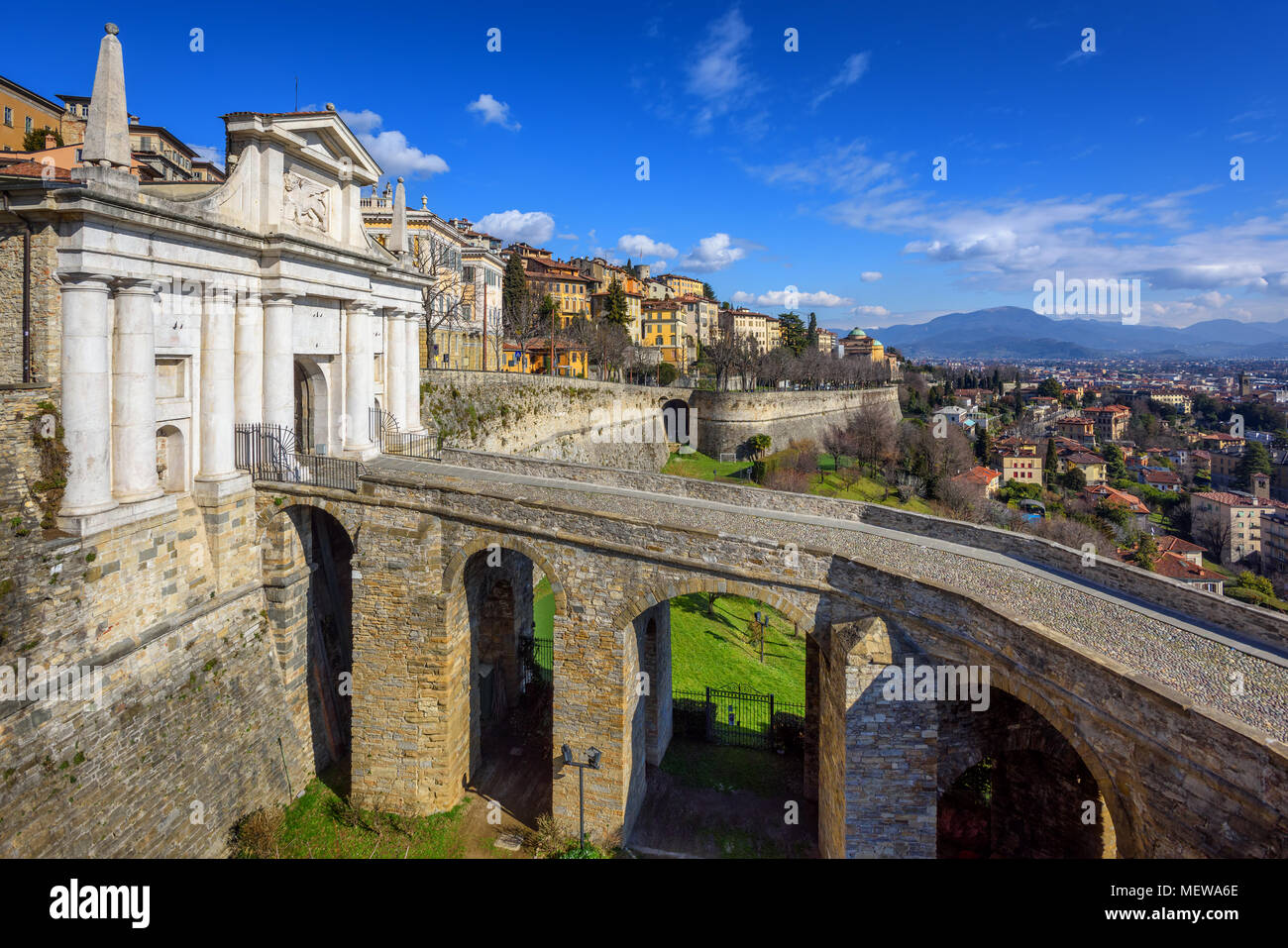 Brücke und Tor Porta San Giacomo auf der Stadtmauern der oberen Altstadt von Bergamo, Citta Alta, Italien Stockfoto