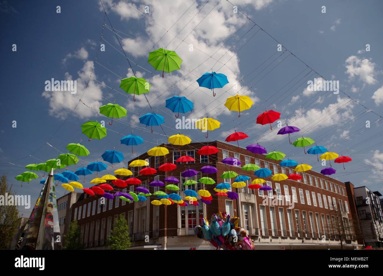 Die Exeter Riddle und farbenfrohen Frühling Sonnenschirme. Exeter High Street, Devon, Großbritannien. April, 2018. Stockfoto