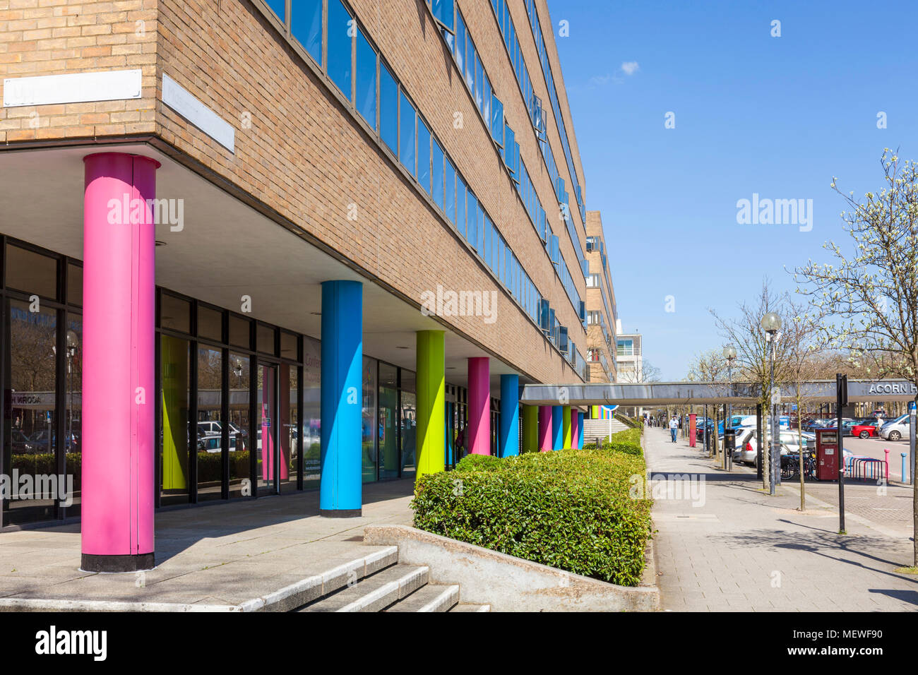 Milton Keynes Bürogebäude mit farbigen Säulen außen moderne Architektur England gb uk Europa Stockfoto