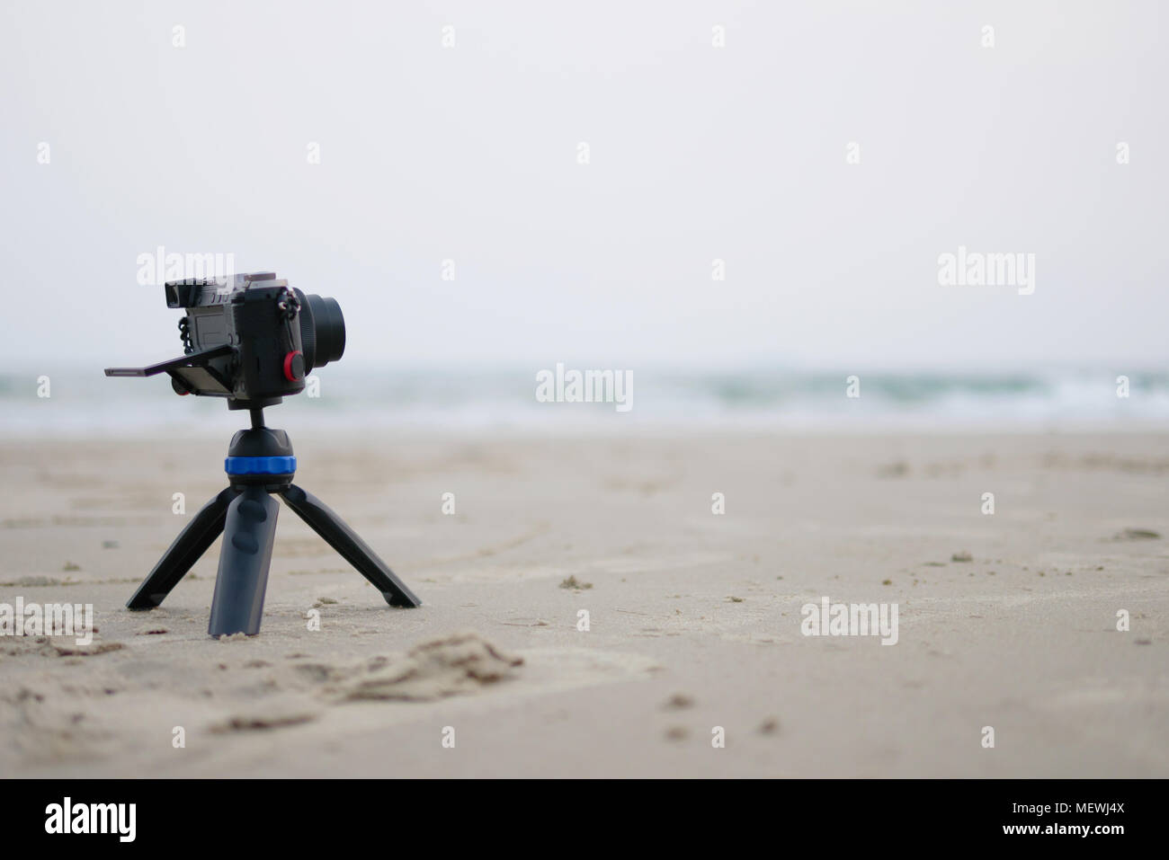 Kleine Kamera auf Stativ ein Foto vom Meer im Sommer Urlaub Konzept Stockfoto