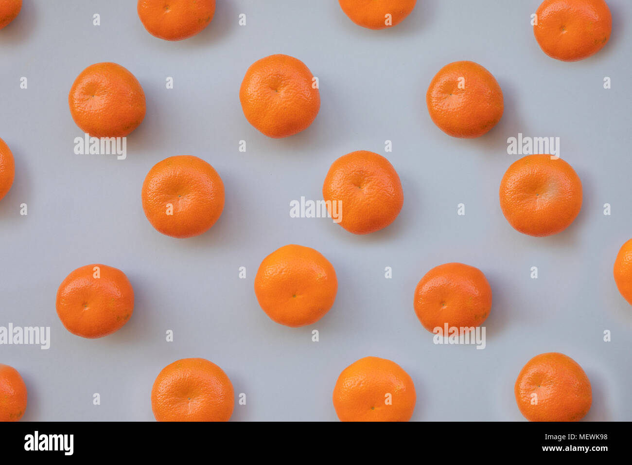 Frische orange Tangerine auf grauem Hintergrund Stockfoto