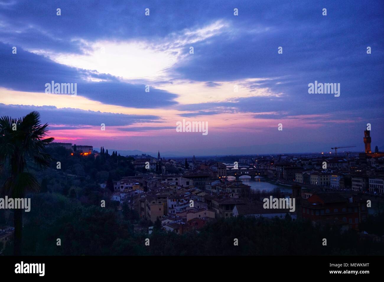 Schönen roten Himmel bei Dämmerung über der Stadt Florenz von der Piazzale Michelangelo, Florenz, Italien Stockfoto