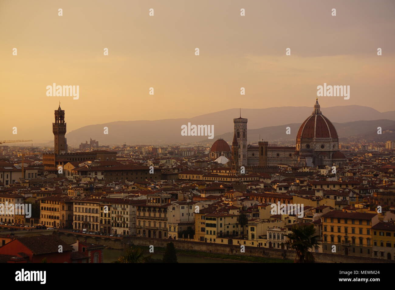 Aussicht auf den Sonnenuntergang über der Stadt Florenz von der Piazzale Michelangelo, Florenz, Italien Stockfoto
