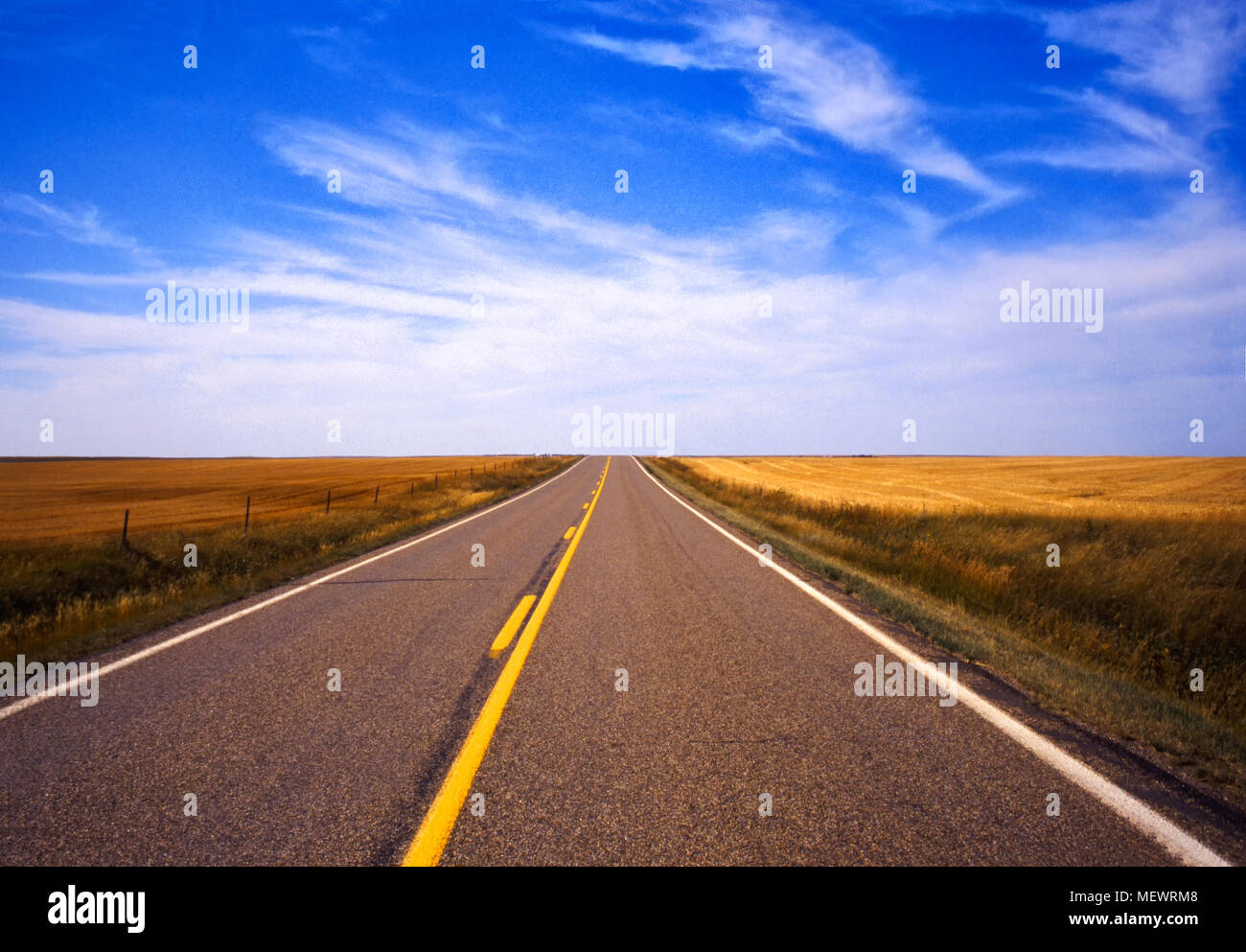 Leere zwei spurigen Autobahn in flachen Prärie Land. Stockfoto