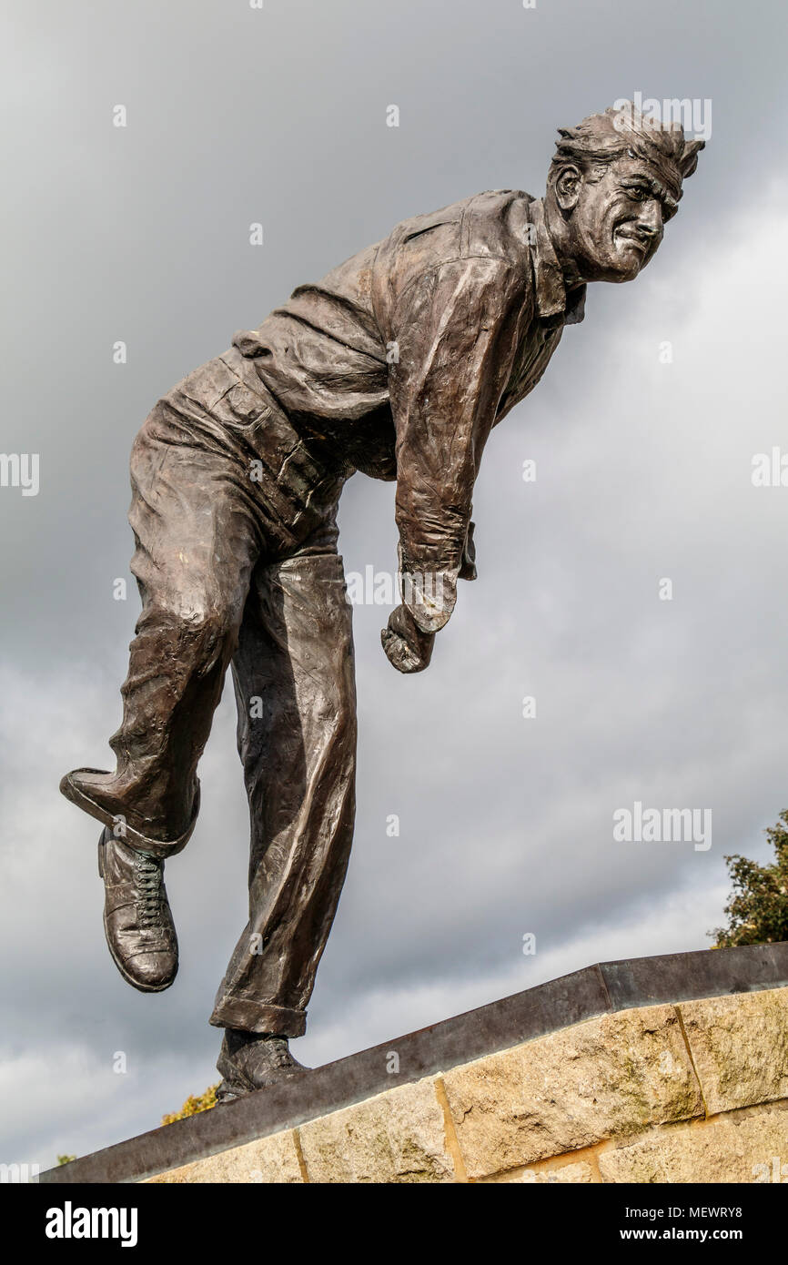 Die Bronzeskulptur des berühmten lokalen cricketer und Bowler Fred Trueman. Von Graham Ibbeson geformt. Skipton, North Yorkshire, UK. Stockfoto