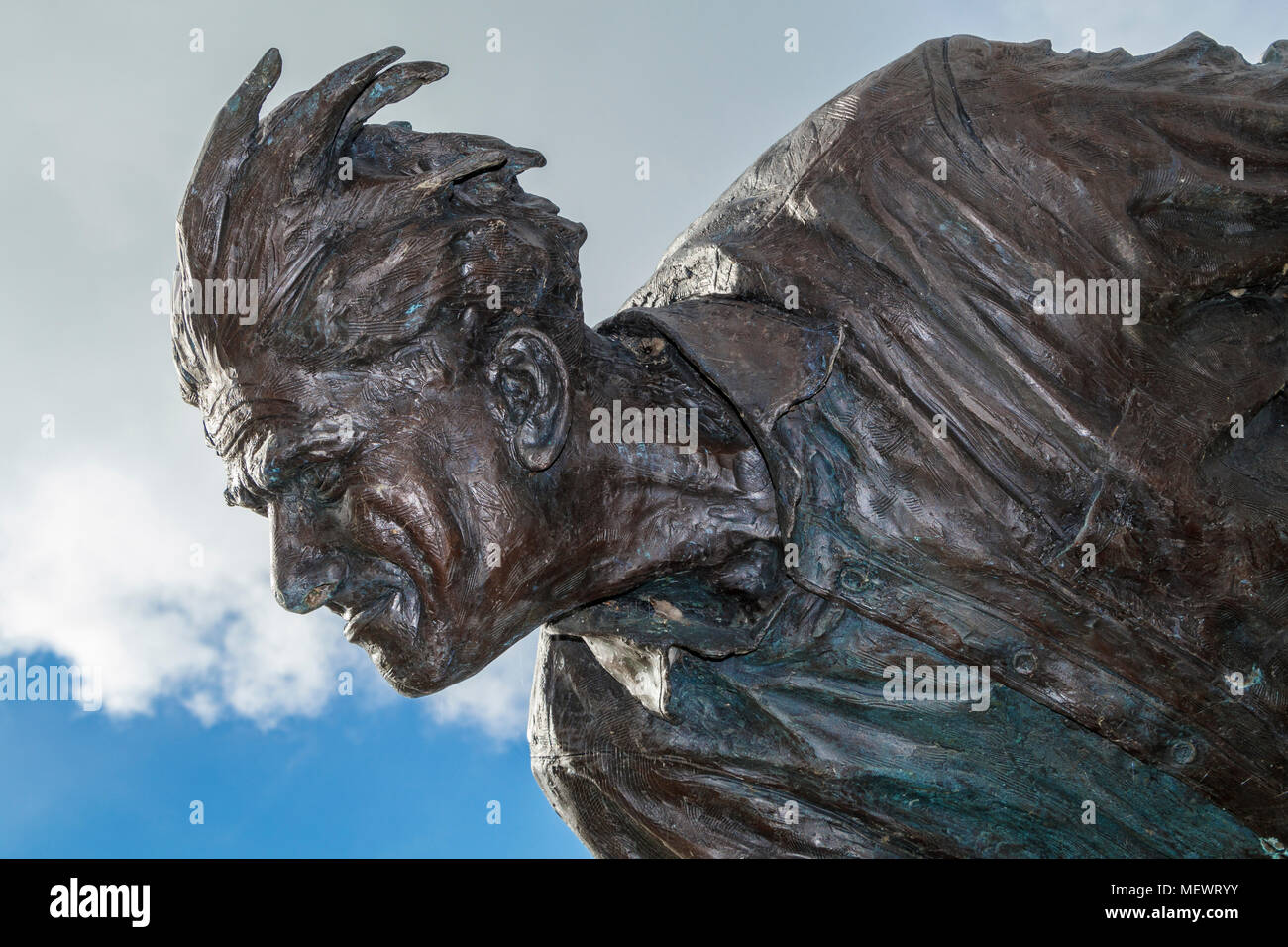 Die Bronzeskulptur des berühmten lokalen cricketer und Bowler Fred Trueman. Von Graham Ibbeson geformt. Skipton, North Yorkshire, UK. Stockfoto