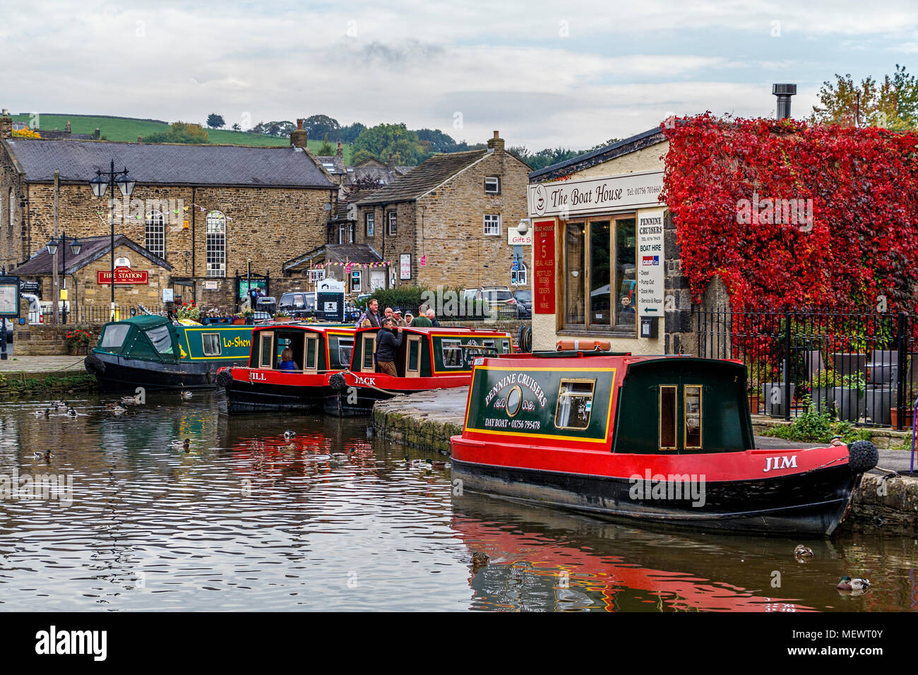 Schmale Boote am Leeds und Liverpool Canal an in Skipton North Yorkshire, UK. Stockfoto