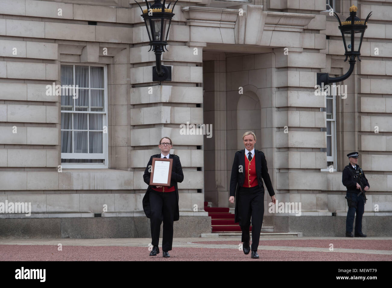 Senior lackei Olivia Smith (links) und lackei Heather McDonald bereiten einen Hinweis auf eine Staffelei in den Vorplatz der Buckingham Palace in London, um offiziell die Geburt eines Jungen an den Herzog und die Herzogin von Cambridge im St. Mary's Hospital bekannt. Stockfoto