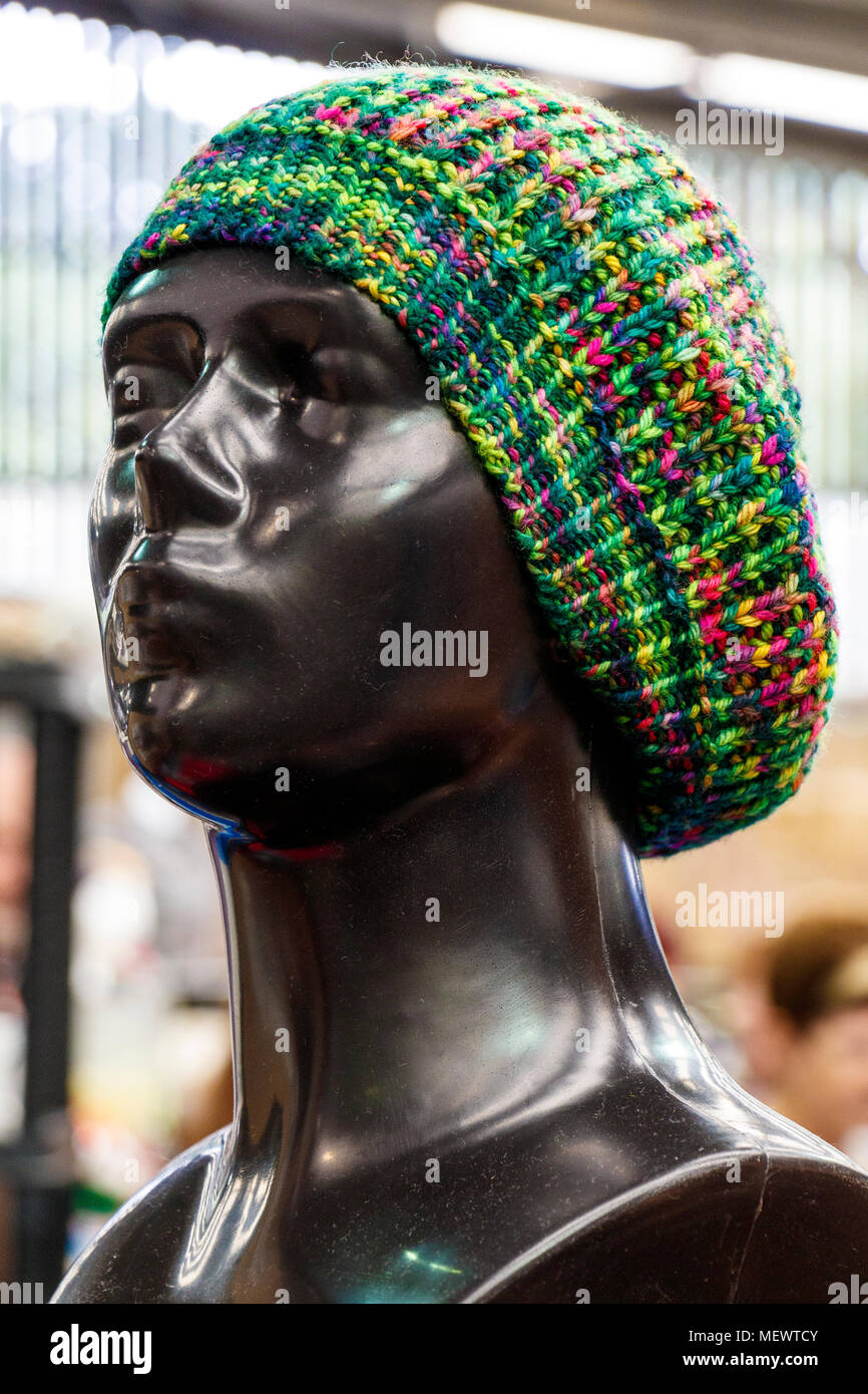 Ein gestricktes, lockeres Beanie-mütze, grüne multi - an Yarndale, Skipton, North Yorkshire, UK gefärbt. Stockfoto