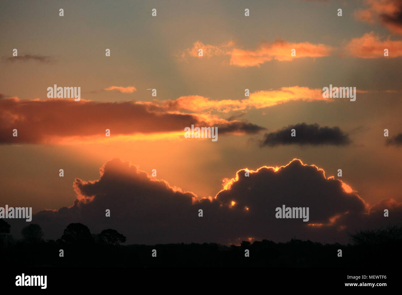 Eine spektakuläre winter Sonnenaufgang über St. Austell, Cornwall. Stockfoto