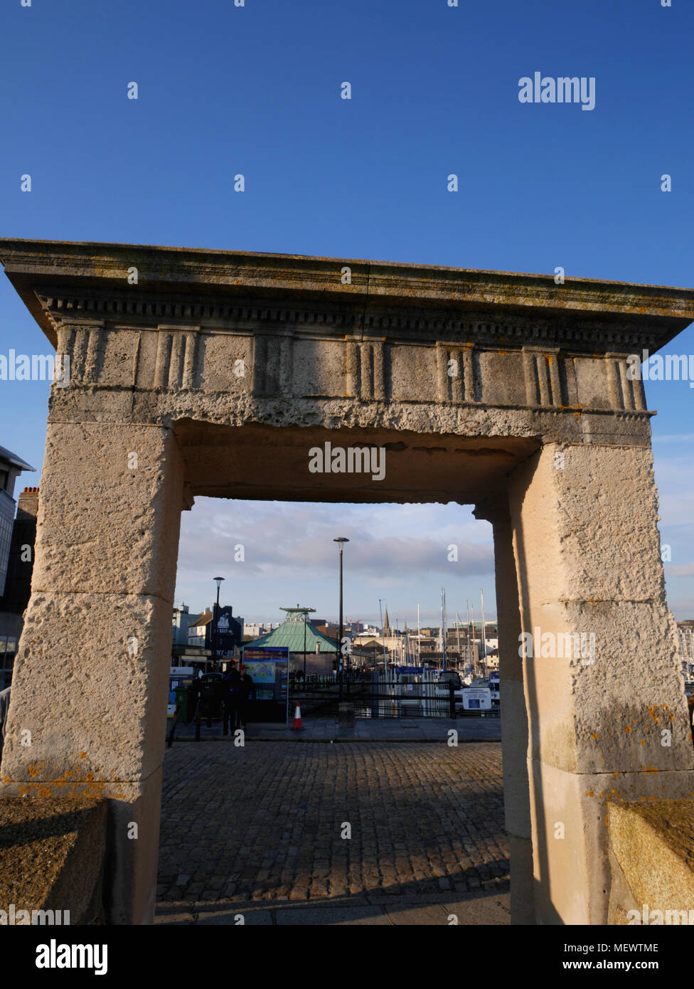 Portico 1934 gebaut neben der Mayflower Schritte, die Barbican, Plymouth, Devon. Stockfoto