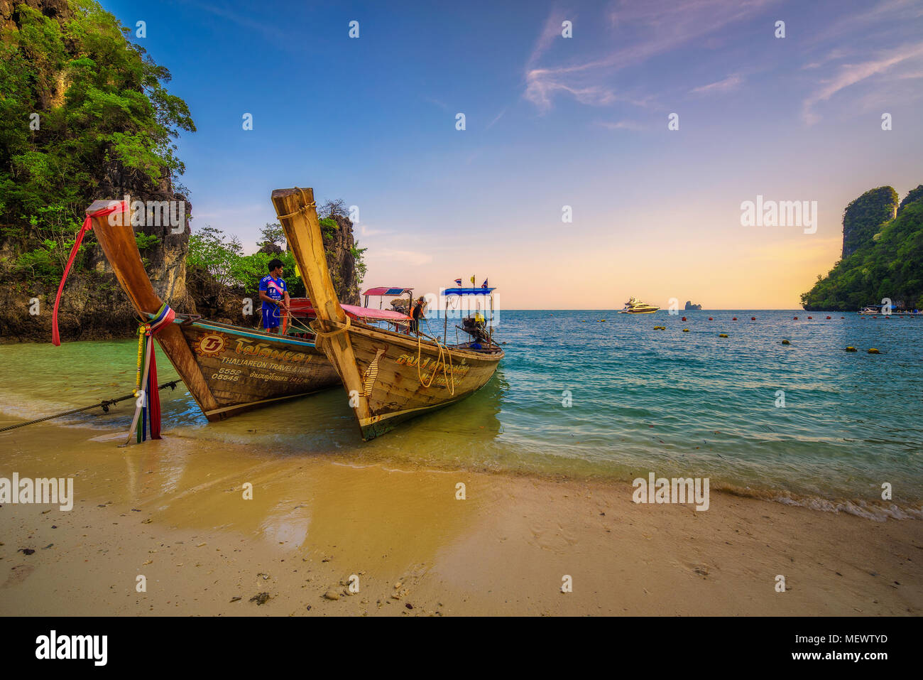 Thailändischen Longtail Boote an der Koh Hong Island in Thailand geparkt Stockfoto