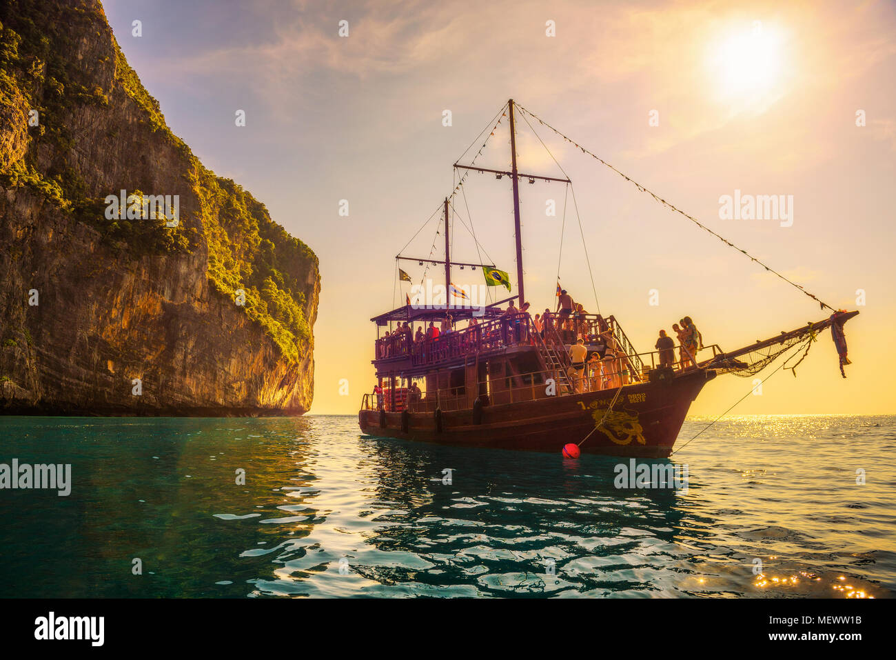 Boot in pirate Stil mit vielen Touristen in Maya Bay in Thailand Stockfoto