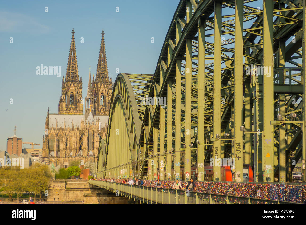 Blick auf Köln. Hohenzollernbridge und Kölner Dom Stockfoto