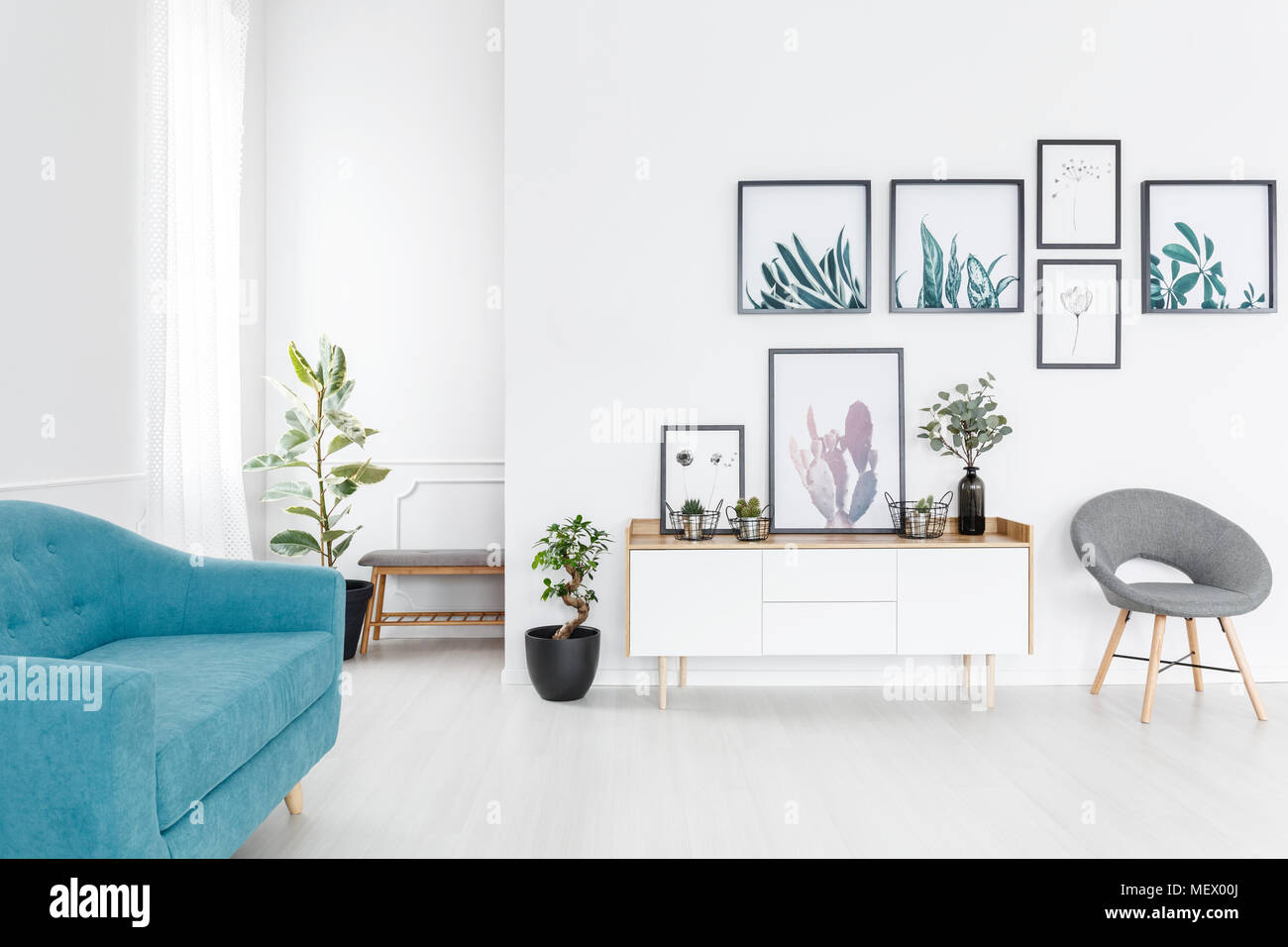 Einfache Poster Galerie hängen weiße Wand im eleganten Wohnzimmer Innenraum mit blauen Sofa Stockfoto