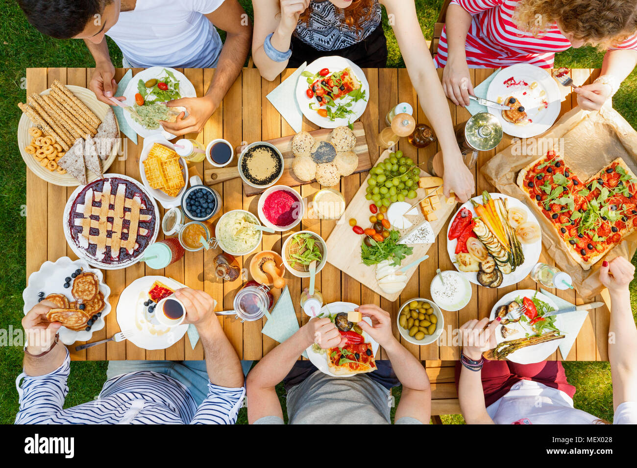 Gruppe Von Studenten An Einem Picknick Essen Pizza Pasteten Gemuse Und Obst Im Garten Stockfotografie Alamy