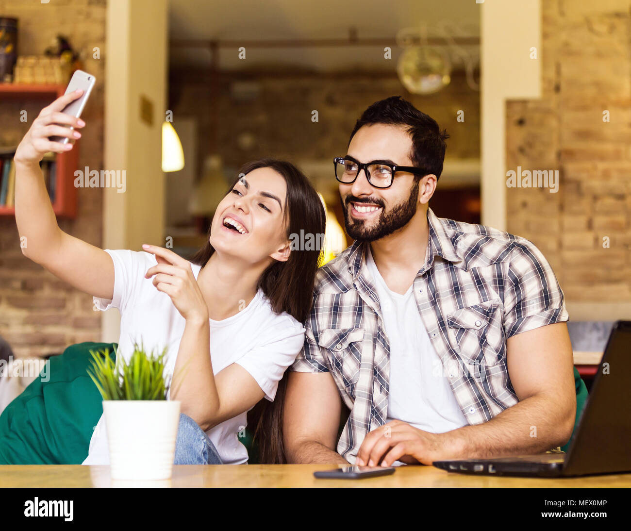Paar unter Selfie Stockfoto
