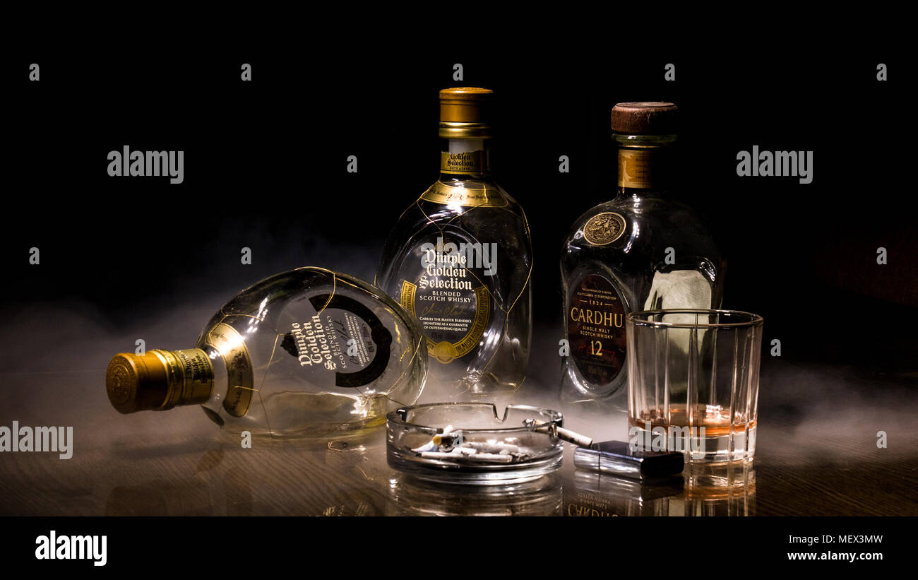 Flaschen und Wiskey Stockfoto