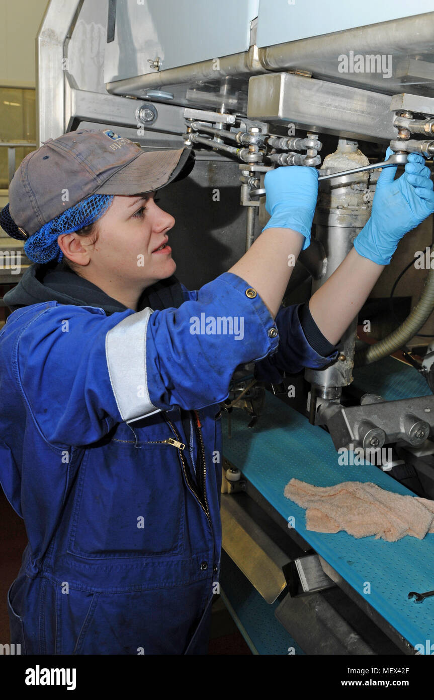 Weibliche Maschinenbauer Arbeiten an Maschinen Stockfoto