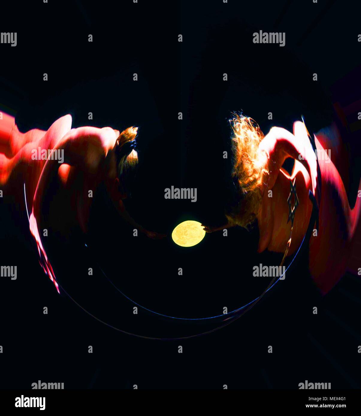 Hexerei sky-plattiert Wicca Priesterinnen Vorbereitung auf das Ritual der Zeichnung auf dem Mond. Sehr verzerrtes Bild. Stockfoto