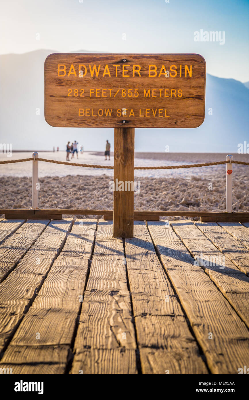Holzschild in berühmten badwater Basin, dem tiefsten Punkt in Nordamerika mit einer Tiefe von 282 ft (86 m) unterhalb des Meeresspiegels, Death Valley National Park, USA Stockfoto