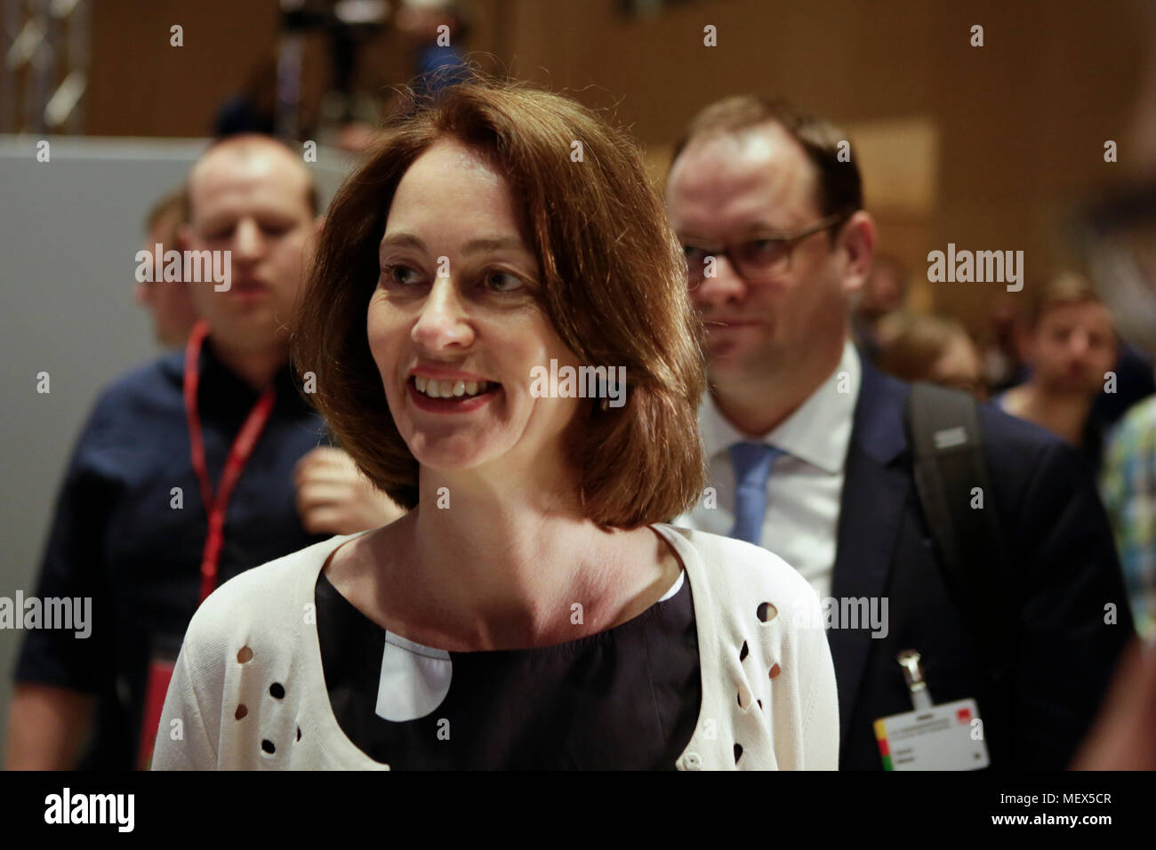 Wiesbaden, Deutschland. 22 Apr, 2018. Katarina Gerste, der Bundesminister für Justiz und Verbraucherschutz, kommt auf dem Parteitag. Andrea Nahles, der Vorsitzende der SPD-Fraktion im Bundestag (Deutscher Bundestag) wurde gewählt, da der neue Vorsitzende der SPD (Sozialdemokratische Partei Deutschlands). Sie gewann mit 66% gegen ihren Gegner Simone Lange in einer angefochtenen Wahlen. Sie ist die erste Frau die Partei in seiner 150 Jahre langen Geschichte zu führen. Quelle: Michael Debets/Pacific Press/Alamy leben Nachrichten Stockfoto